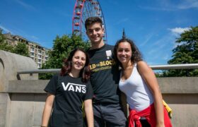 CES-Edinburgh-Junior-students-walking-in-Edinburgh