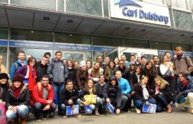 C_Carl_Duisberg_Cologne_Student_Group_in_Front_of_School_Building_Red_Nose_Day (1)